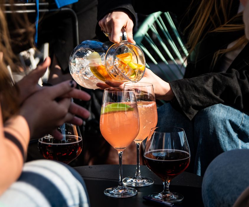 Drinkar blandas vid baren på takterrassen NOR