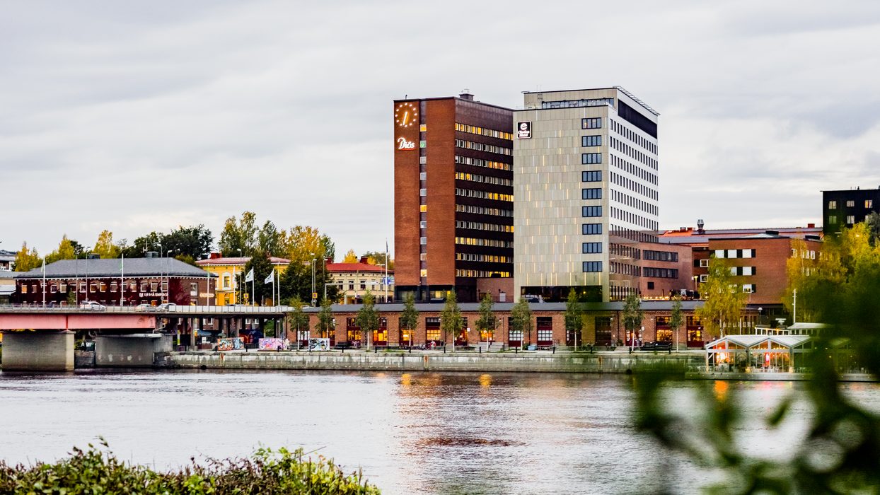 Clarion Hotel Umeå sett från älven