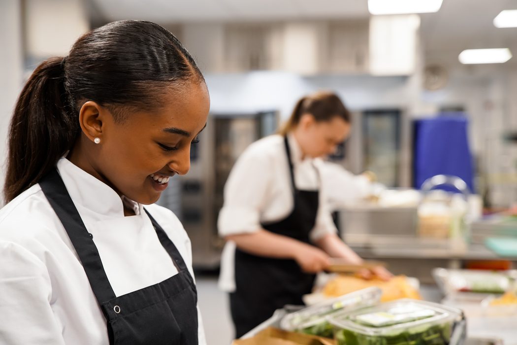 Kökspersonal i arbete på restaurang NOR