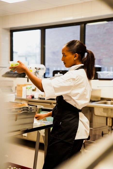 Kock förbereder ingredienser i köket