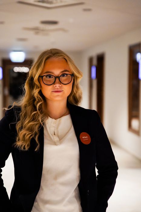 Personal i hotellkorridoren under en konferens