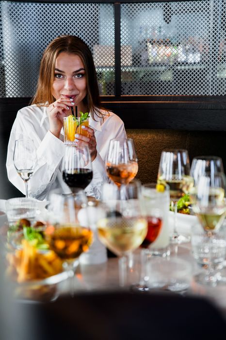 Cocktail serveras på restaurang NOR