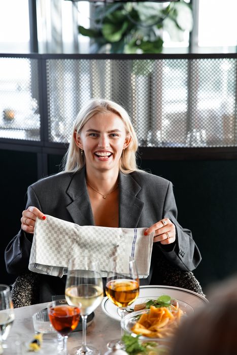 Gäst skrattar vid middagsbordet på restaurang NOR