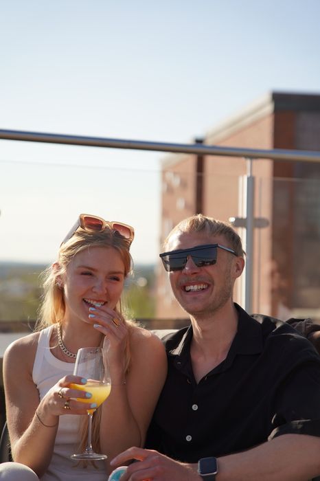 Gäster skålar på takterrassen NOR vid invigningen